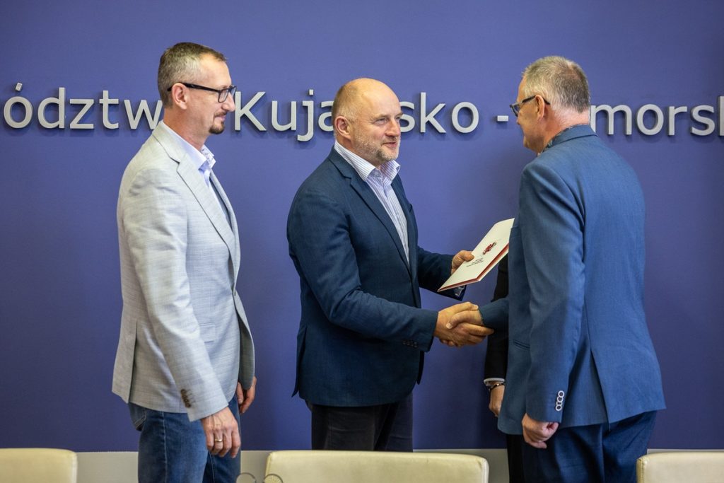 Wręczenie umów dla kujawsko-pomorskich pszczelarzy, fot. Szymon Zdziebło/tarantoga.pl dla UMWKP
