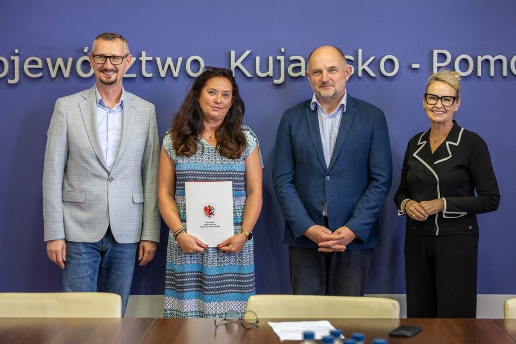 Wręczenie umów dla kujawsko-pomorskich pszczelarzy, fot. Szymon Zdziebło/tarantoga.pl dla UMWKP