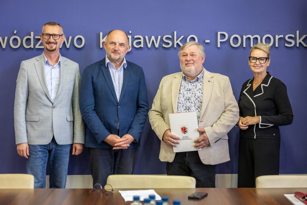 Wręczenie umów dla kujawsko-pomorskich pszczelarzy, fot. Szymon Zdziebło/tarantoga.pl dla UMWKP