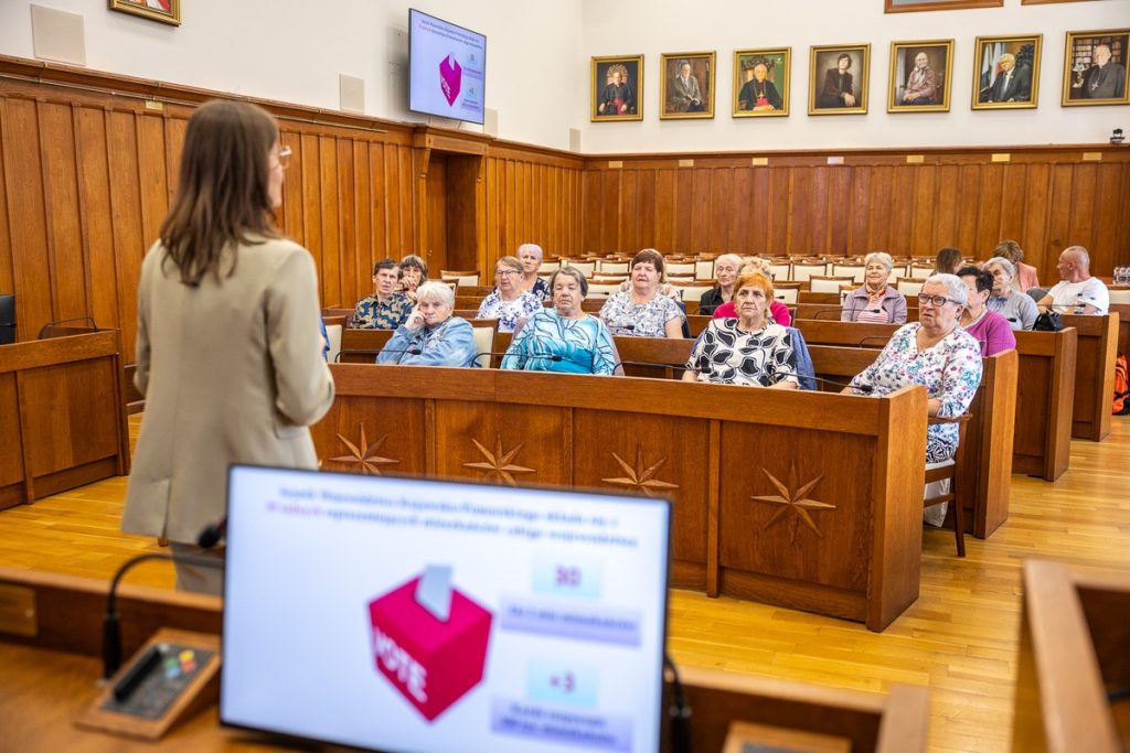 Przekazanie czujek dla seniorów, fot. Szymon Zdziebło/tarantoga.pl dla UMWKP
