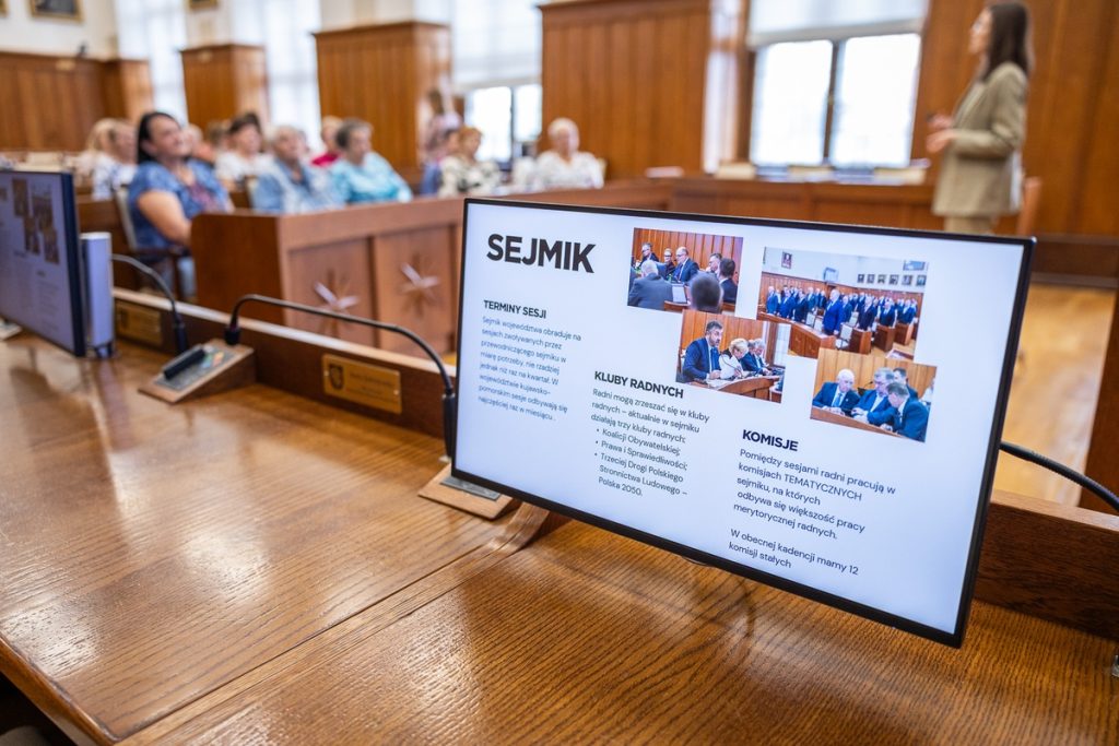 Przekazanie czujek dla seniorów, fot. Szymon Zdziebło/tarantoga.pl dla UMWKP