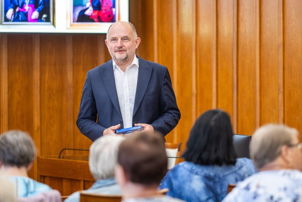 Przekazanie czujek dla seniorów, fot. Szymon Zdziebło/tarantoga.pl dla UMWKP
