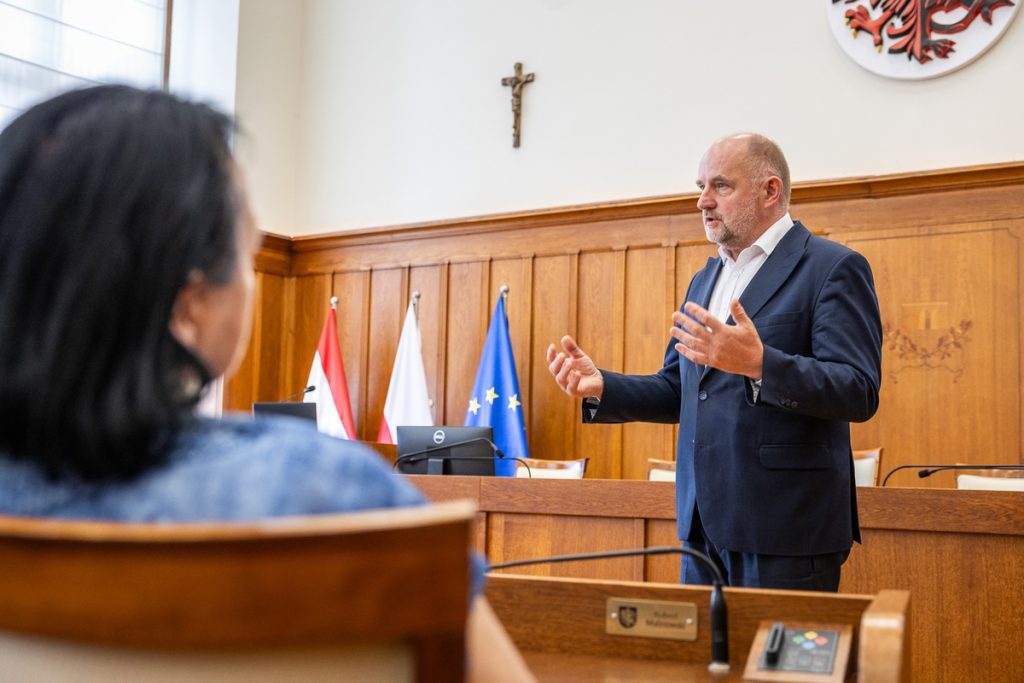 Przekazanie czujek dla seniorów, fot. Szymon Zdziebło/tarantoga.pl dla UMWKP