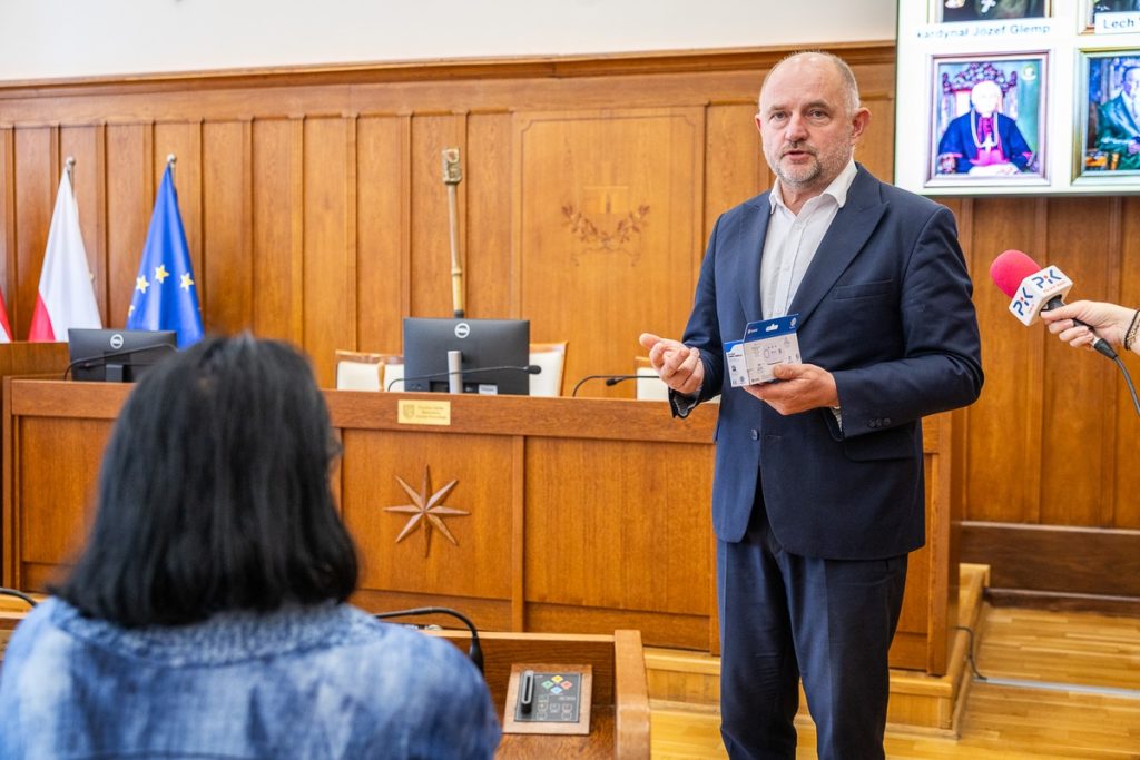 Przekazanie czujek dla seniorów, fot. Szymon Zdziebło/tarantoga.pl dla UMWKP