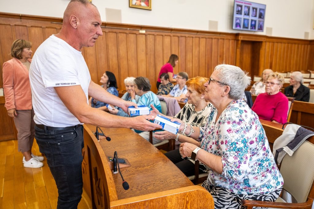 Przekazanie czujek dla seniorów, fot. Szymon Zdziebło/tarantoga.pl dla UMWKP