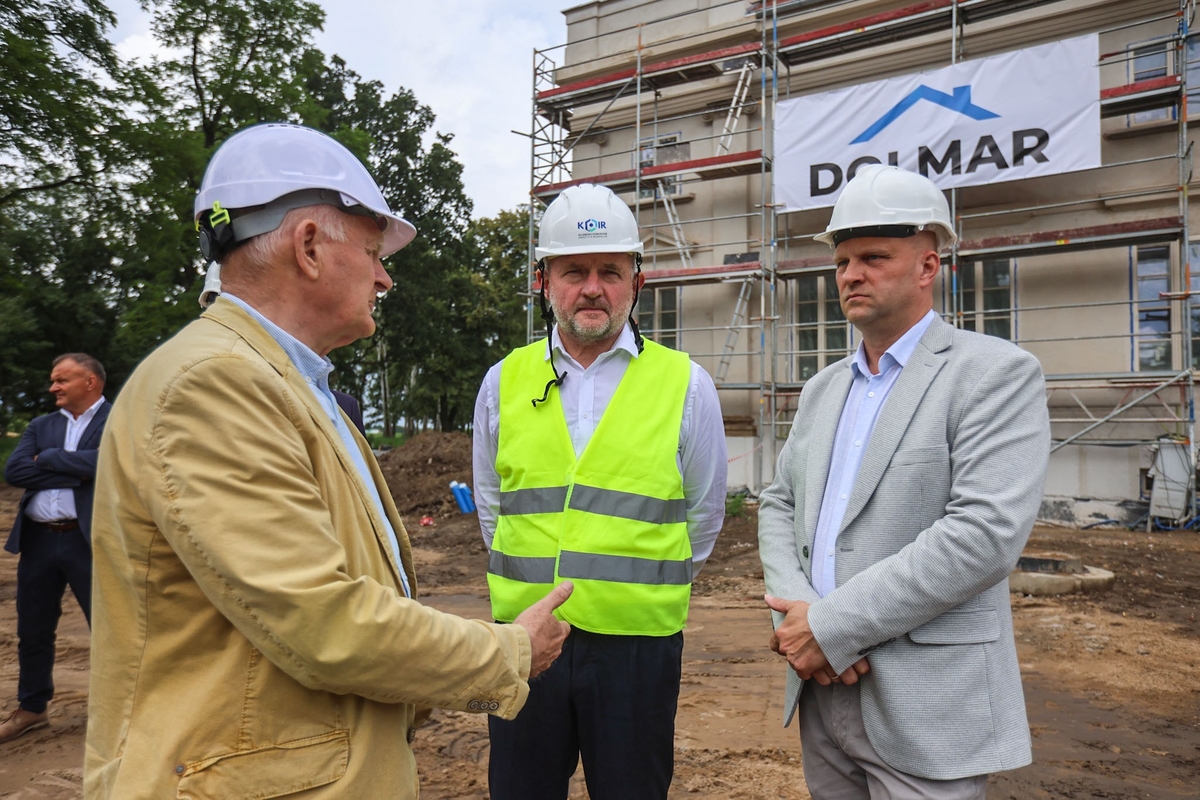 Marszałek Piotr Całbecki, dyrektor KPCD Marek Rubnikowicz i prezes Kujawsko-Pomorskich Inwestycji Regionalnych Jarosław Wierski w Nawrze, 23.07.26, fot. Szymon Zdziebło/tarantoga dla UMWKP