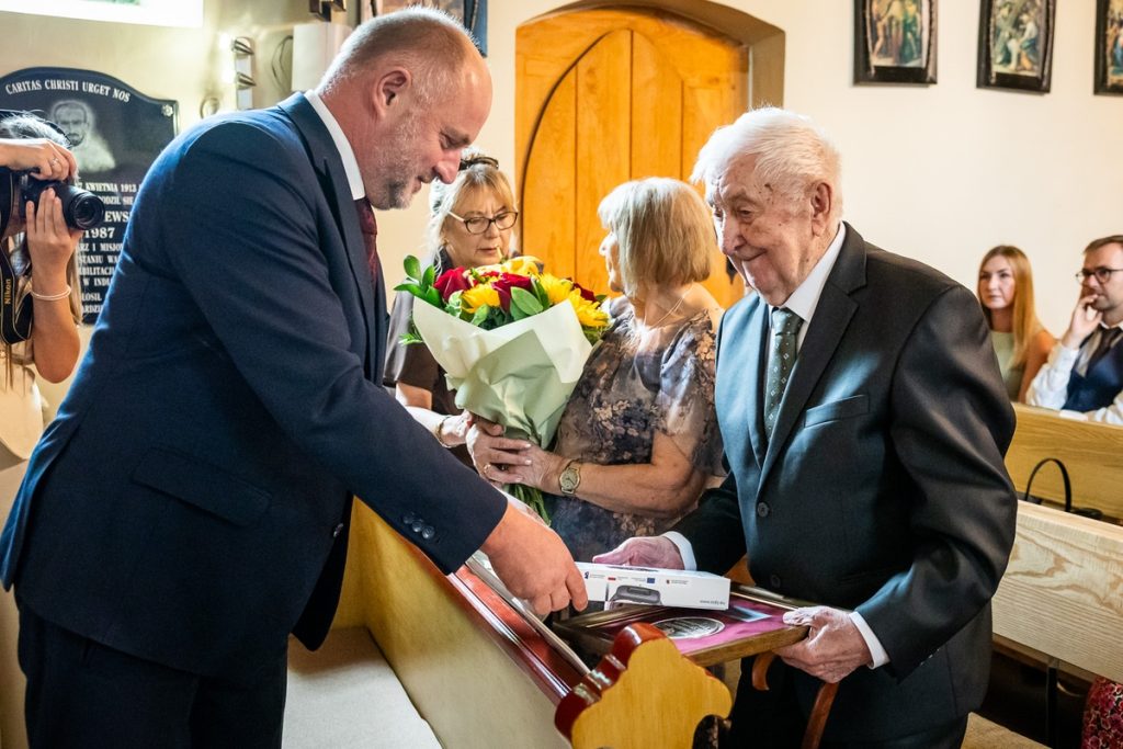 Wręczenie medalu Witoldowi Przybyszewskiemu, fot. Szymon Zdziebło/tarantoga.pl dla UMWKP