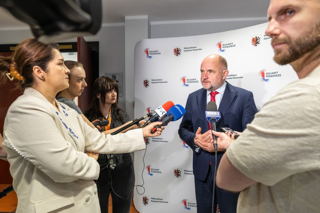 Schrony pod szpitalami, konferencja prasowa marszałka Piotra Całbeckiego, fot. Szymon Zdziebło/tarantoga dla UMWKP