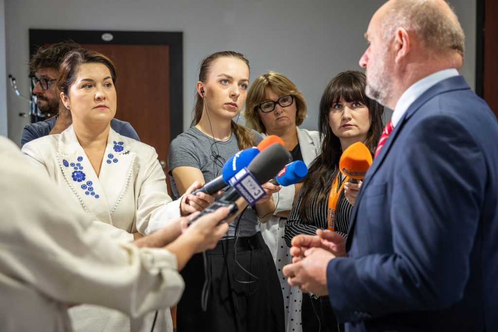 Schrony pod szpitalami, konferencja prasowa marszałka Piotra Całbeckiego, fot. Szymon Zdziebło/tarantoga dla UMWKP