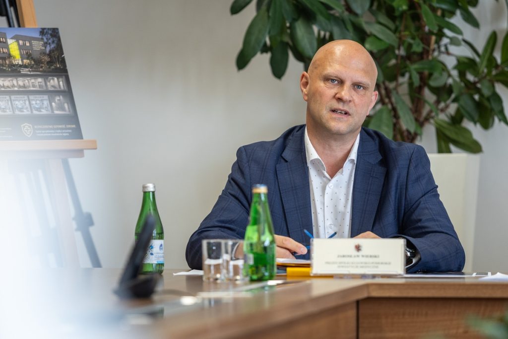 Schrony pod szpitalami, konferencja prasowa marszałka Piotra Całbeckiego, fot. Szymon Zdziebło/tarantoga dla UMWKP