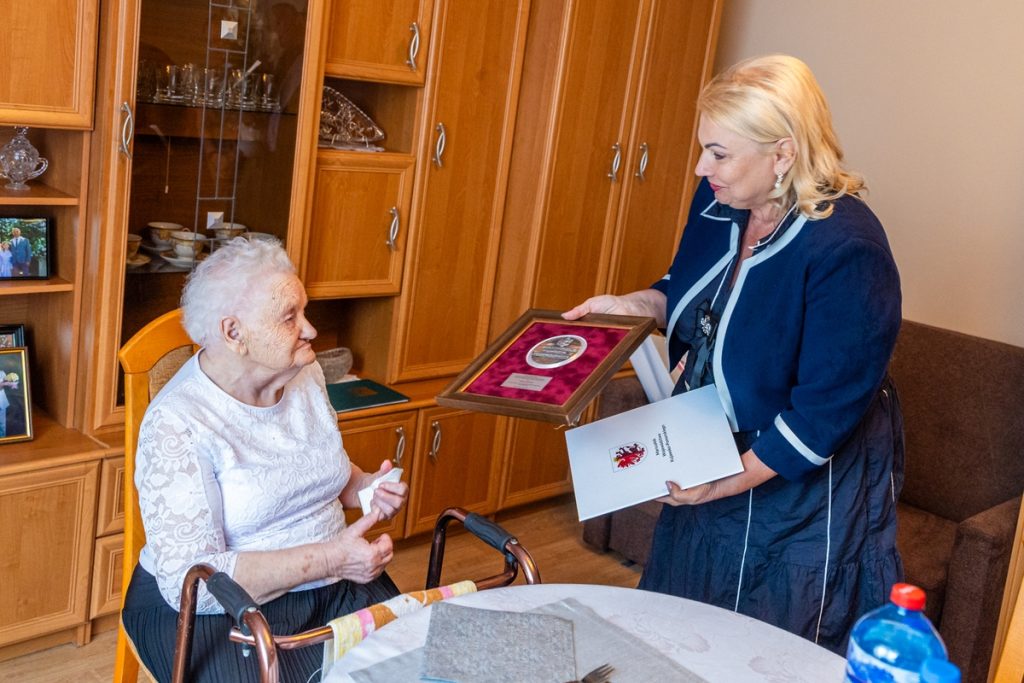 Presentation of the medal to Jadwiga Kaczmarek, photo: Andrzej Goiński/UMWKP
