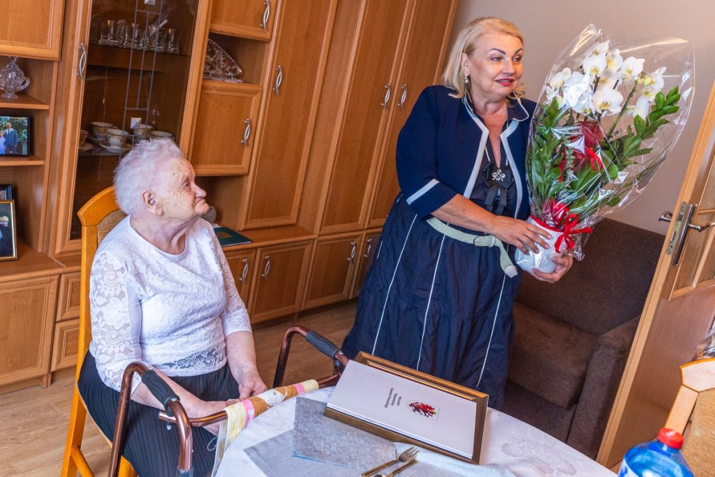 Presentation of the medal to Jadwiga Kaczmarek, photo: Andrzej Goiński/UMWKP