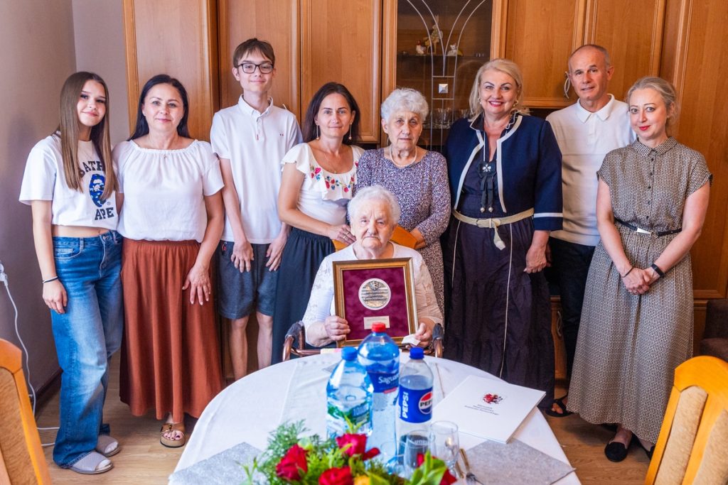 Presentation of the medal to Jadwiga Kaczmarek, photo: Andrzej Goiński/UMWKP