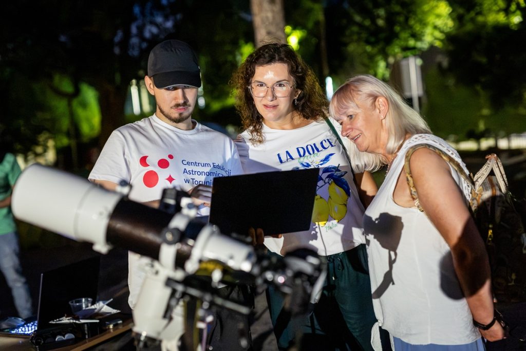 Obserwacje w astrobazie w Świeciu, fot. Tomasz Czachorowski/eventphoto.com.pl dla UMWKP