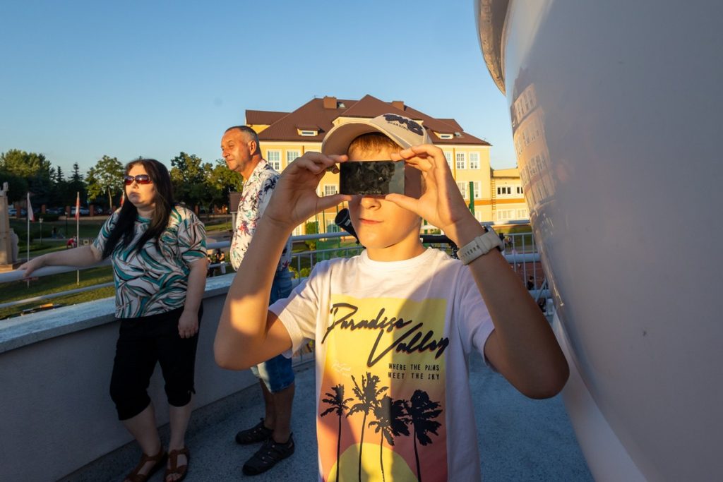 Solar eclipse observation in Radziejów, photo: Mikołaj Kuras for the Marshal’s Office of the Kujawsko-Pomorskie Region