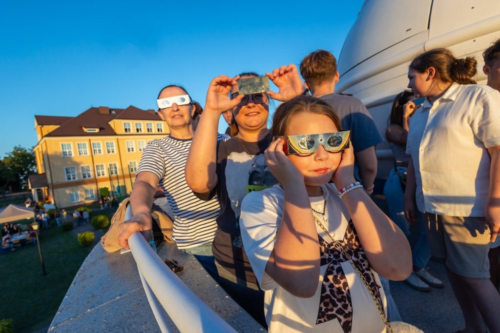 Solar eclipse observation in Radziejów, photo: Mikołaj Kuras for the Marshal’s Office of the Kujawsko-Pomorskie Region