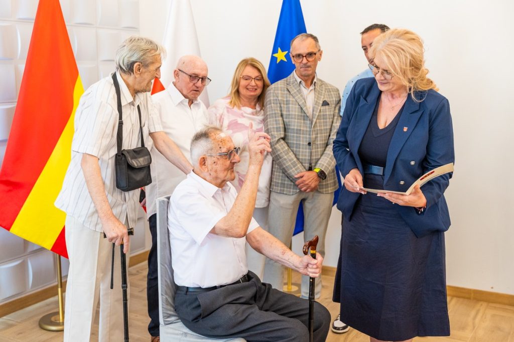 A visit to 100-year-old Roman Alfut, photo: Andrzej Goiński / Marshal’s Office of the Kujawsko-Pomorskie Region