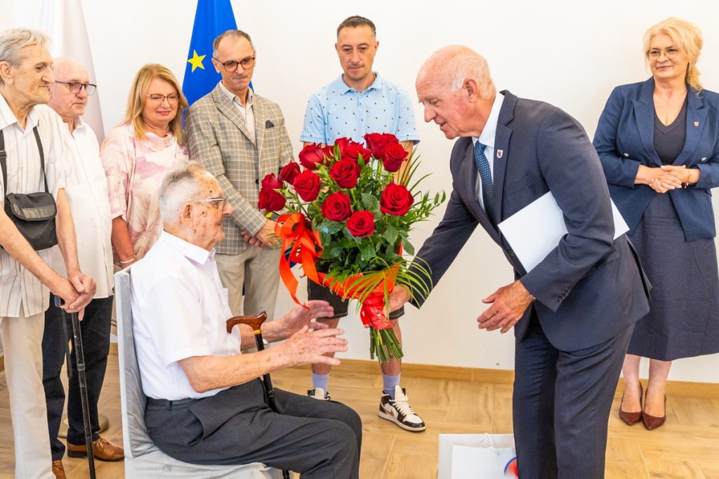 A visit to 100-year-old Roman Alfut, photo: Andrzej Goiński / Marshal’s Office of the Kujawsko-Pomorskie Region