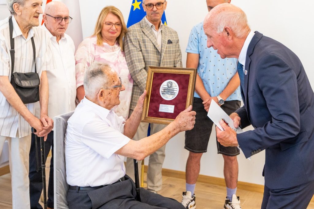 A visit to 100-year-old Roman Alfut, photo: Andrzej Goiński / Marshal’s Office of the Kujawsko-Pomorskie Region