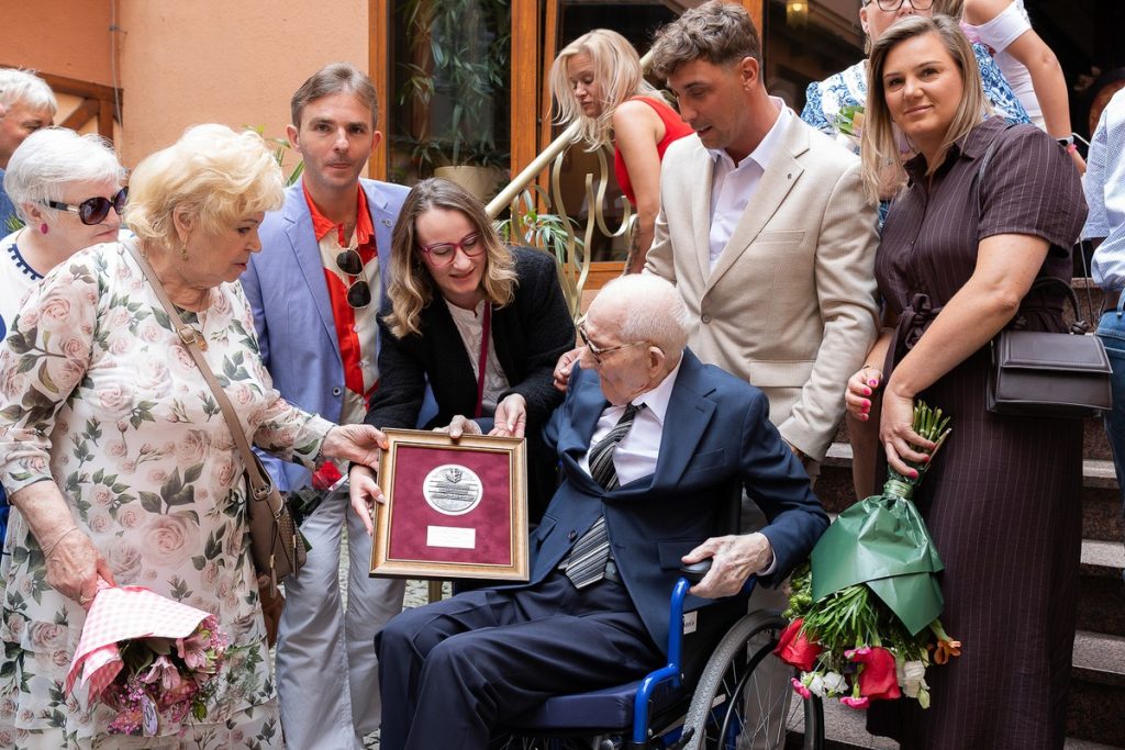 A visit to 100-year-old Roch Jastrzębski, photo: Tomasz Czachorowski/eventphoto.com.pl for the Marshal’s Office of the Kujawsko-Pomorskie Region