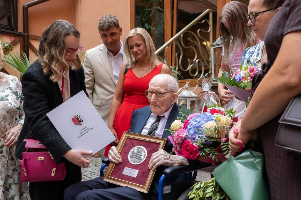 A visit to 100-year-old Roch Jastrzębski, photo: Tomasz Czachorowski/eventphoto.com.pl for the Marshal’s Office of the Kujawsko-Pomorskie Region