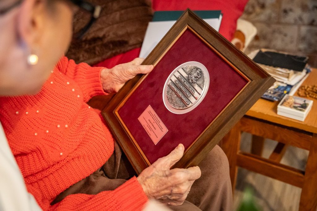 Jadwiga Wróblewska with the Unitas Durat Medal, photo: Szymon Zdziebło/tarantoga.pl for UMWKP