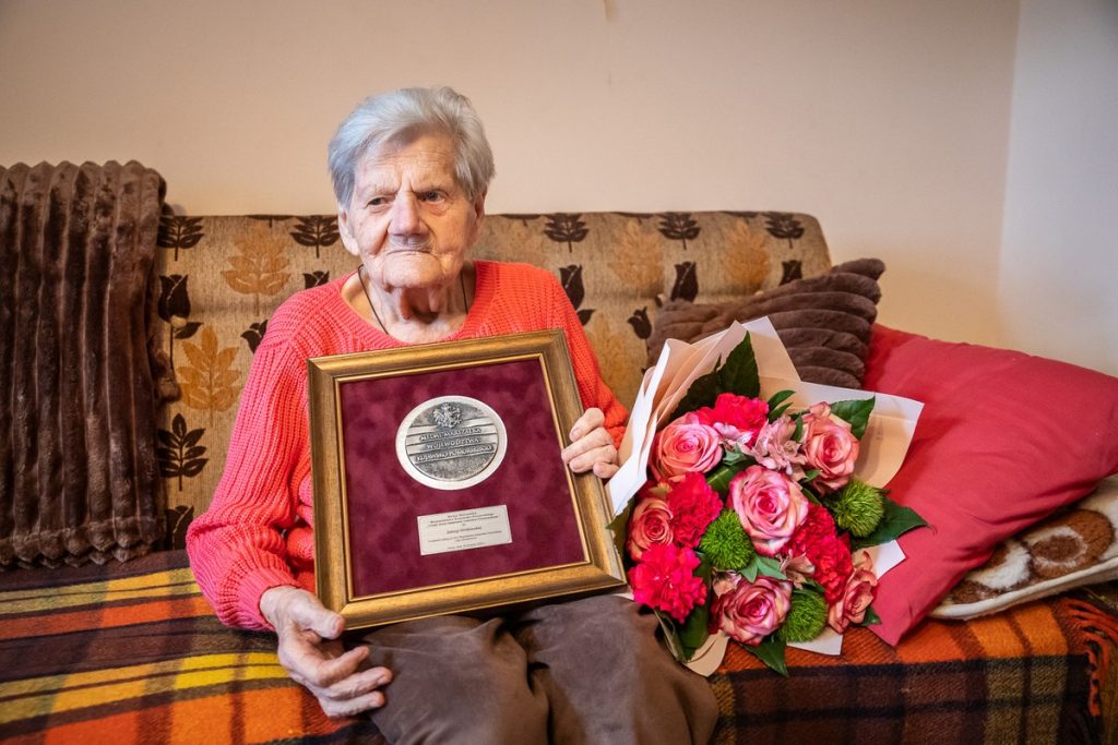 Jadwiga Wróblewska with the Unitas Durat Medal, photo: Szymon Zdziebło/tarantoga.pl for UMWKP