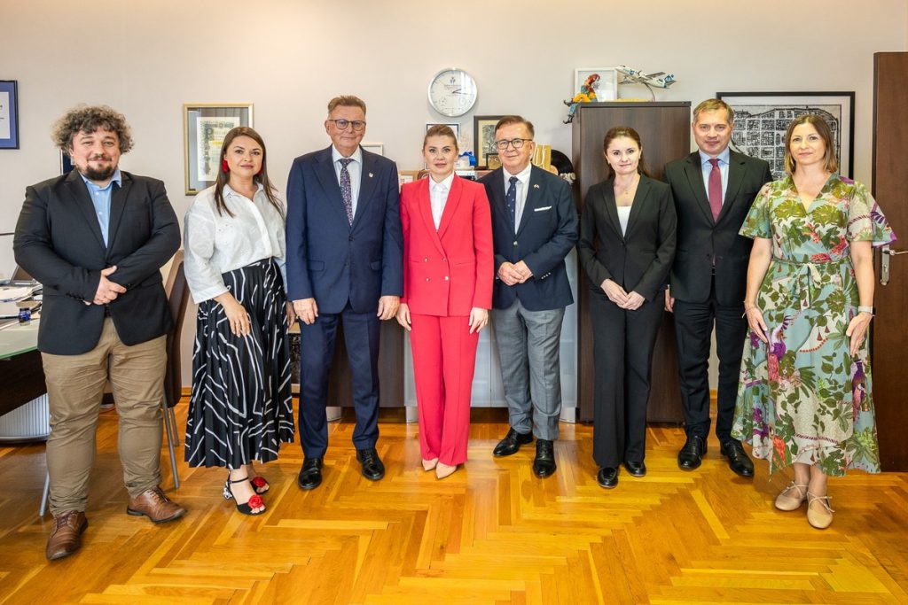Wizyta pani ambasador Violety Agrici w Urzędzie Marszałkowskim w Toruniu, fot. Szymon Zdziebło/tarantoga dla UMWKP