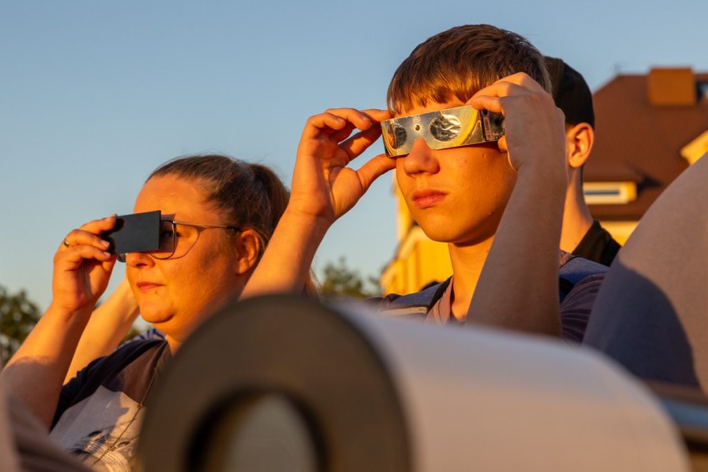 Solar eclipse observations in Radziejów, photo by Mikołaj Kuras for the UMWKP