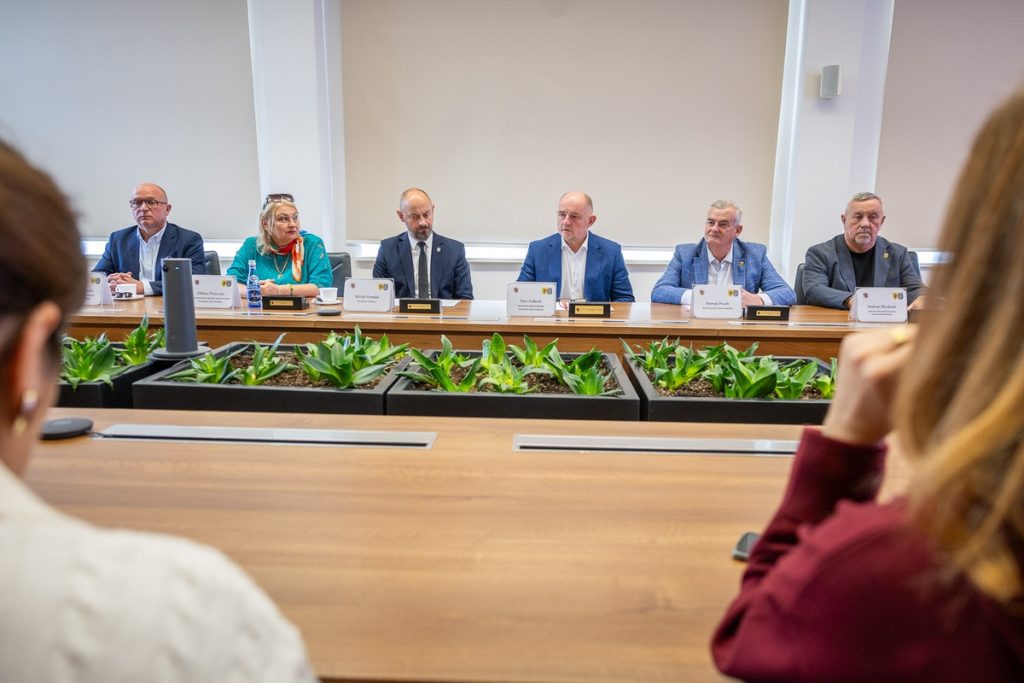 Podpisanie listu intencyjnego na budowę obwodnicy Pakości, fot. Szymon Zdziebło/tarantoga.pl dla UMWKP