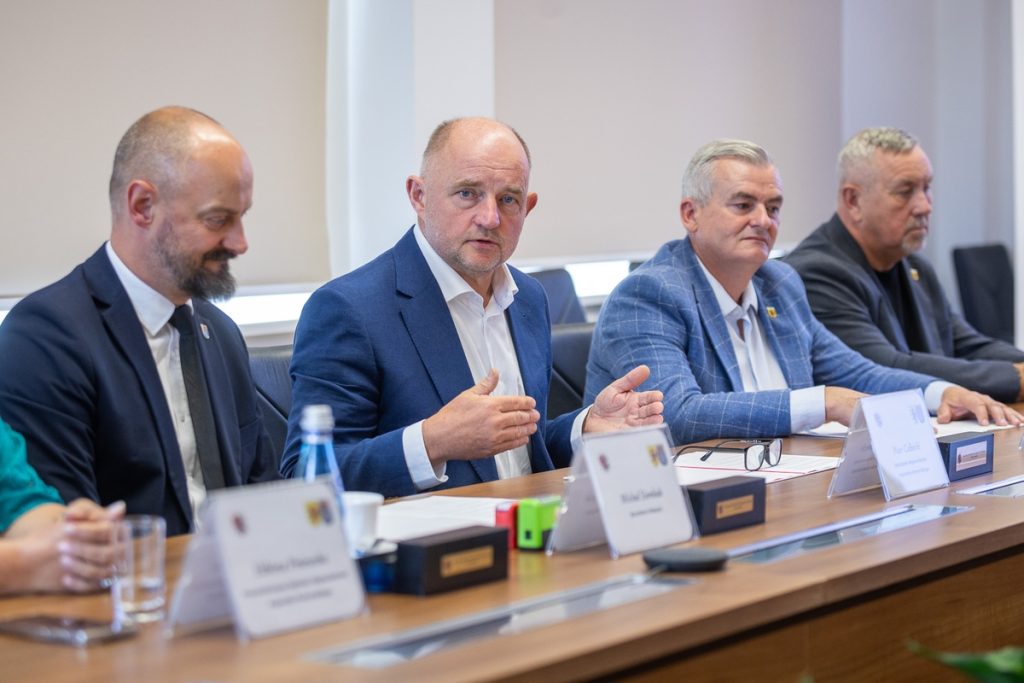 Podpisanie listu intencyjnego na budowę obwodnicy Pakości, fot. Szymon Zdziebło/tarantoga.pl dla UMWKP