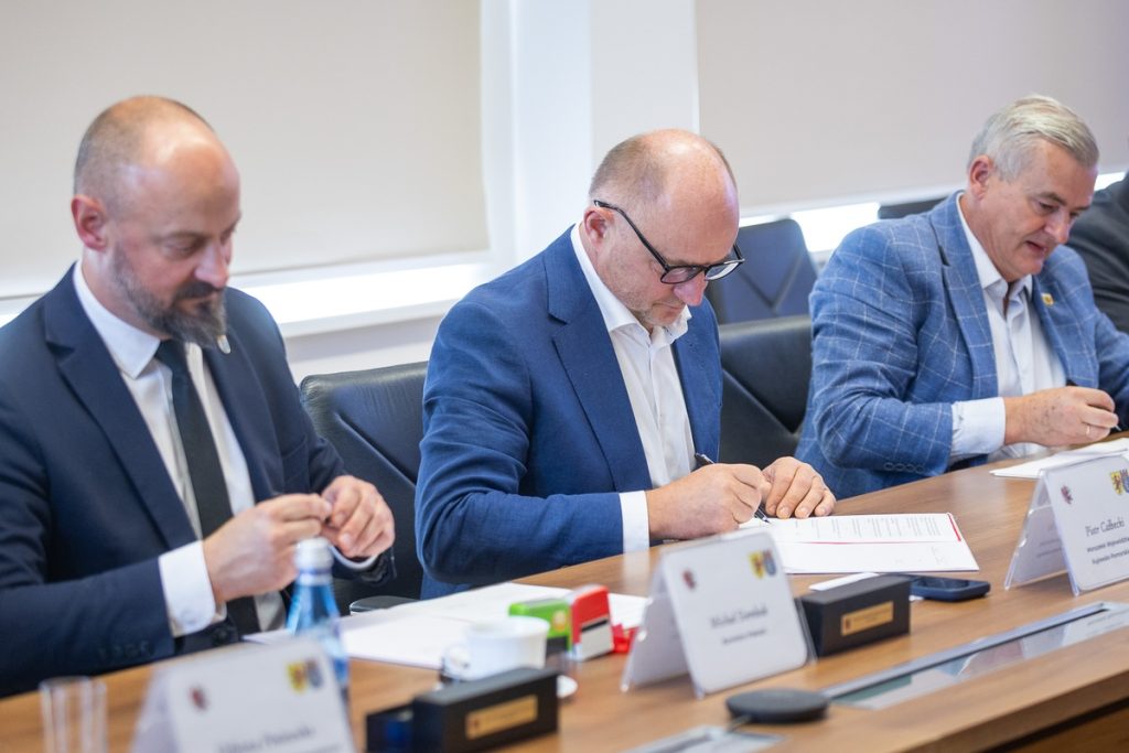 Podpisanie listu intencyjnego na budowę obwodnicy Pakości, fot. Szymon Zdziebło/tarantoga.pl dla UMWKP