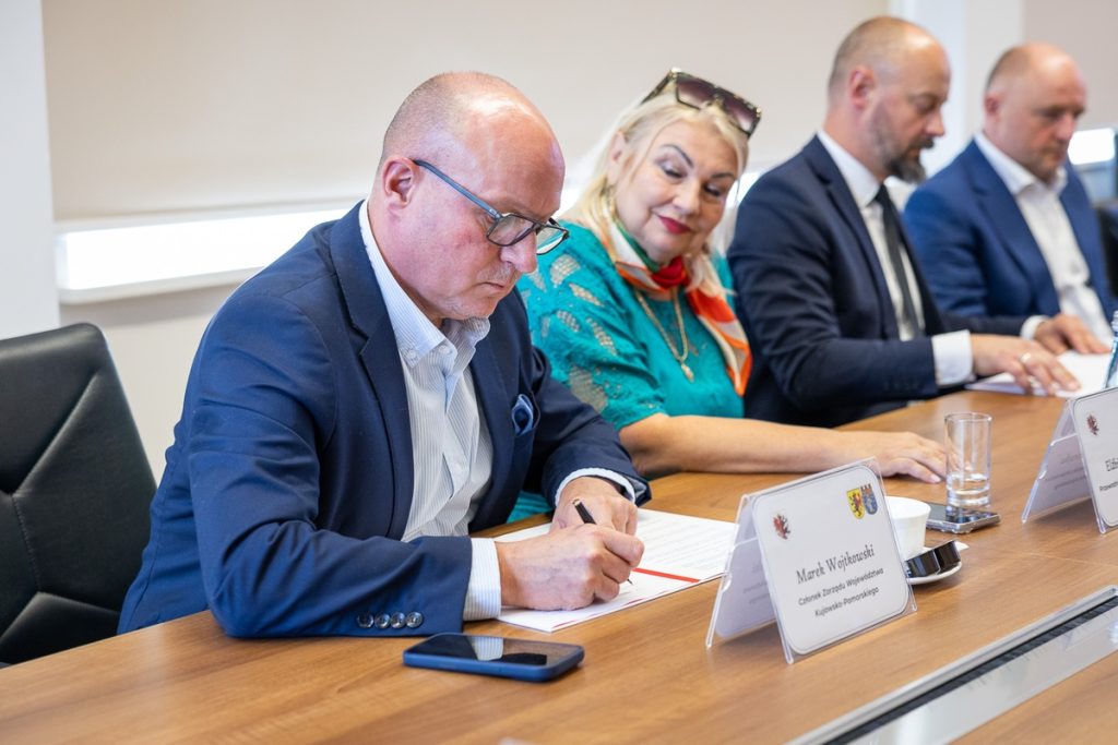 Podpisanie listu intencyjnego na budowę obwodnicy Pakości, fot. Szymon Zdziebło/tarantoga.pl dla UMWKP