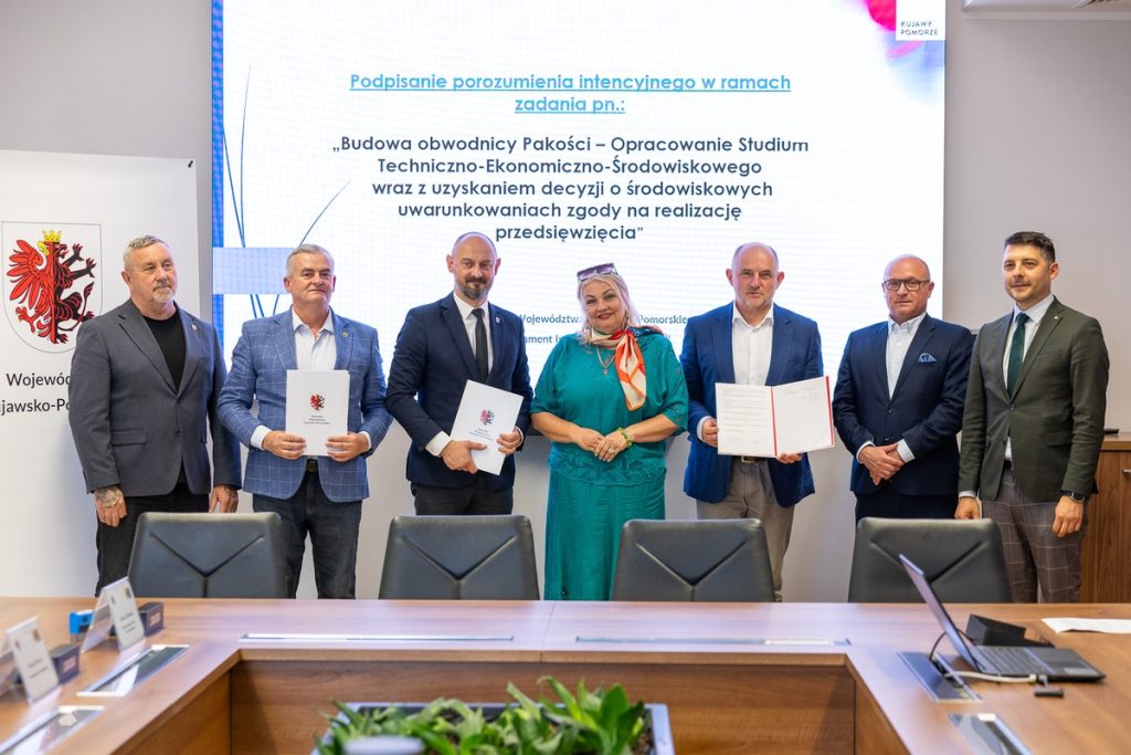 Podpisanie listu intencyjnego na budowę obwodnicy Pakości, fot. Szymon Zdziebło/tarantoga.pl dla UMWKP