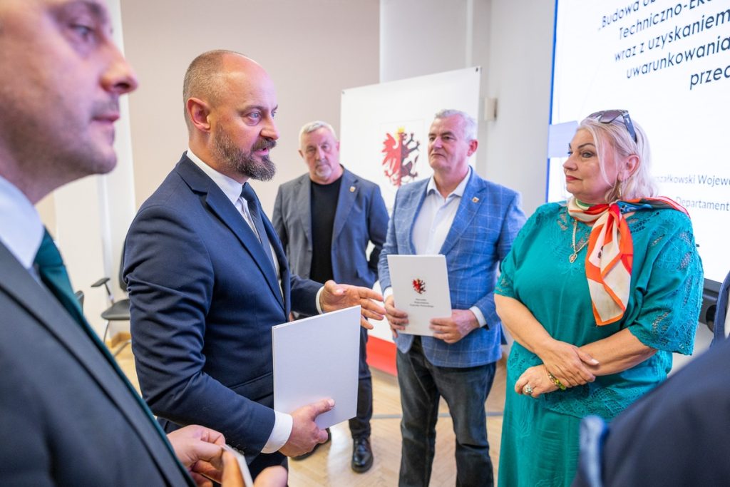 Podpisanie listu intencyjnego na budowę obwodnicy Pakości, fot. Szymon Zdziebło/tarantoga.pl dla UMWKP