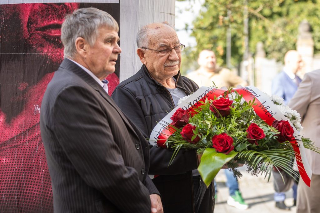 Złożenie kwiatów pod tablicą poświęconą Ludziom Solidarności Regionu Toruńskiego, fot. Szymon Zdziebło/tarantoga.pl dla UMWKP