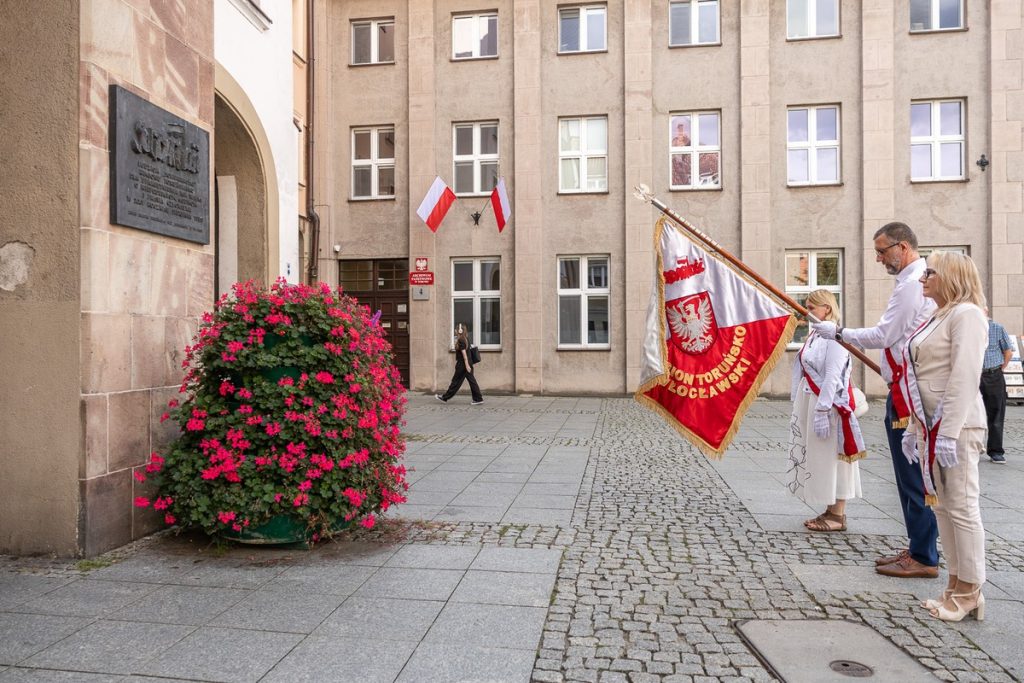 Złożenie kwiatów pod tablicą poświęconą Ludziom Solidarności Regionu Toruńskiego, fot. Szymon Zdziebło/tarantoga.pl dla UMWKP
