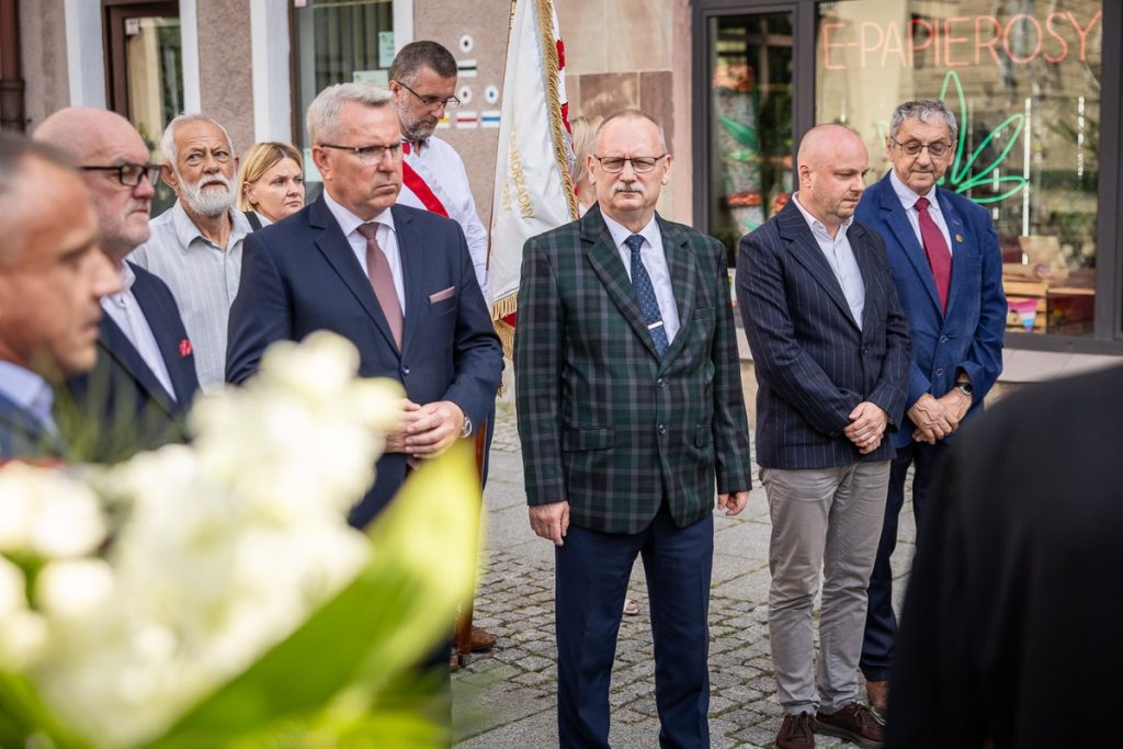 Złożenie kwiatów pod tablicą poświęconą Ludziom Solidarności Regionu Toruńskiego, fot. Szymon Zdziebło/tarantoga.pl dla UMWKP