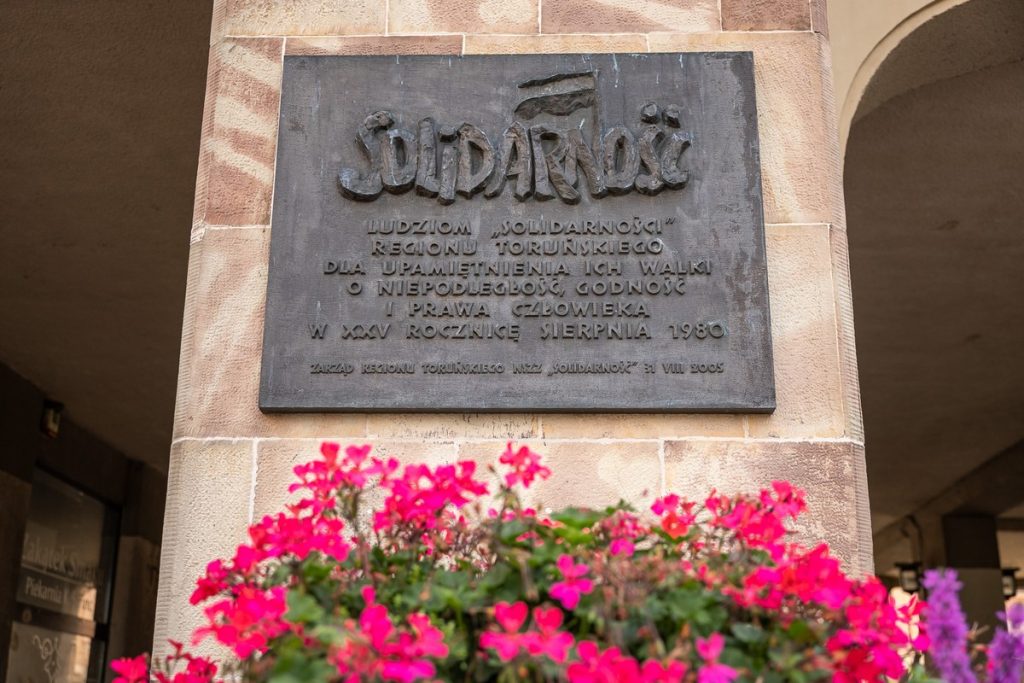 Złożenie kwiatów pod tablicą poświęconą Ludziom Solidarności Regionu Toruńskiego, fot. Szymon Zdziebło/tarantoga.pl dla UMWKP