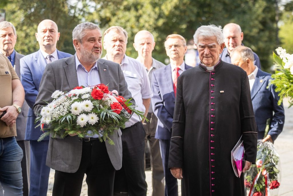 Złożenie kwiatów pod tablicą poświęconą Ludziom Solidarności Regionu Toruńskiego, fot. Szymon Zdziebło/tarantoga.pl dla UMWKP