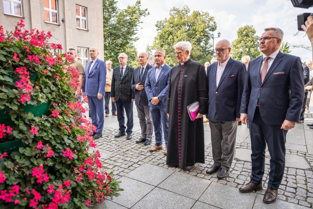 Złożenie kwiatów pod tablicą poświęconą Ludziom Solidarności Regionu Toruńskiego, fot. Szymon Zdziebło/tarantoga.pl dla UMWKP