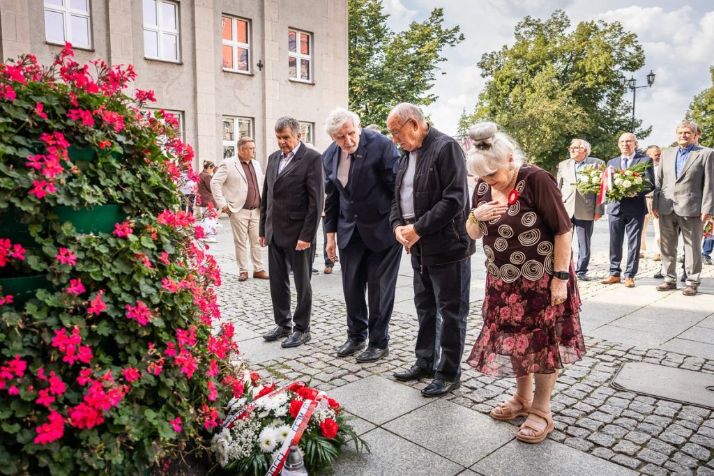 Złożenie kwiatów pod tablicą poświęconą Ludziom Solidarności Regionu Toruńskiego, fot. Szymon Zdziebło/tarantoga.pl dla UMWKP