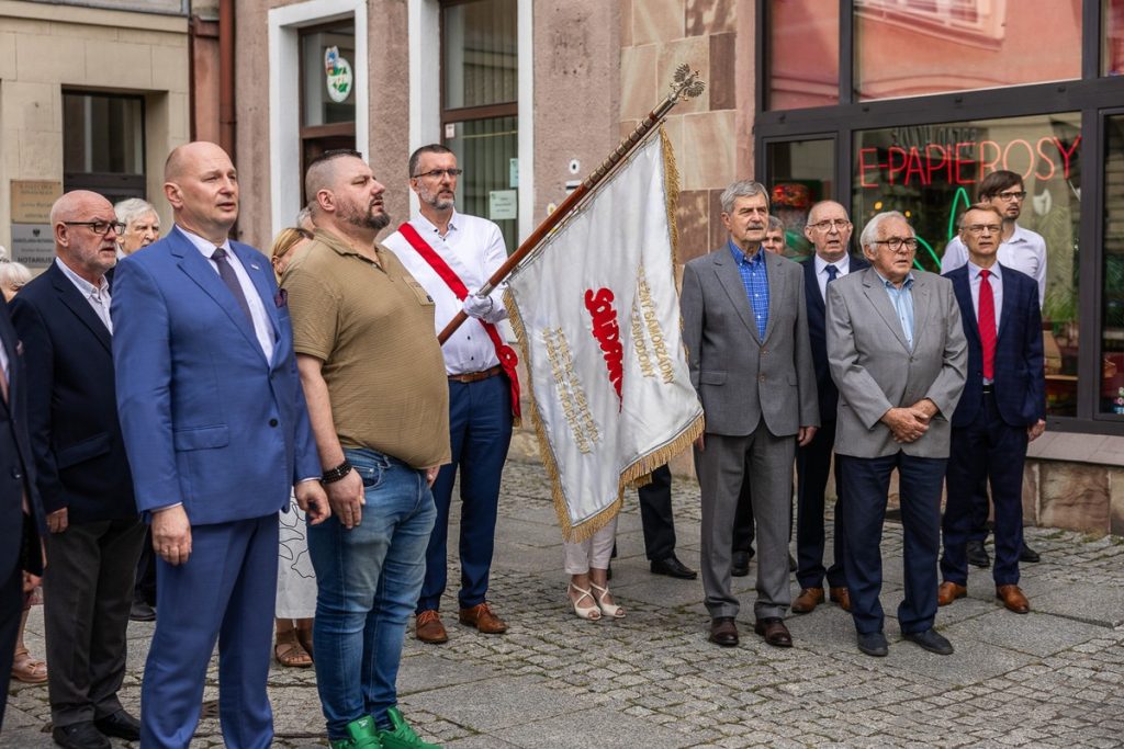 Złożenie kwiatów pod tablicą poświęconą Ludziom Solidarności Regionu Toruńskiego, fot. Szymon Zdziebło/tarantoga.pl dla UMWKP