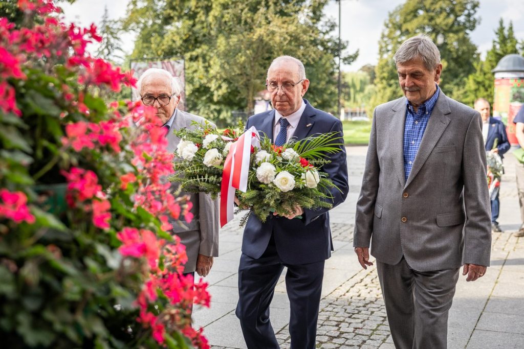 Złożenie kwiatów pod tablicą poświęconą Ludziom Solidarności Regionu Toruńskiego, fot. Szymon Zdziebło/tarantoga.pl dla UMWKP