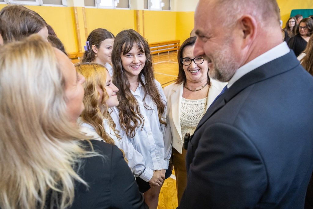 Inauguracja roku szkolnego w Bądkowie, fot. Szymon Zdziebło/tarantoga.pl dla UMWKP