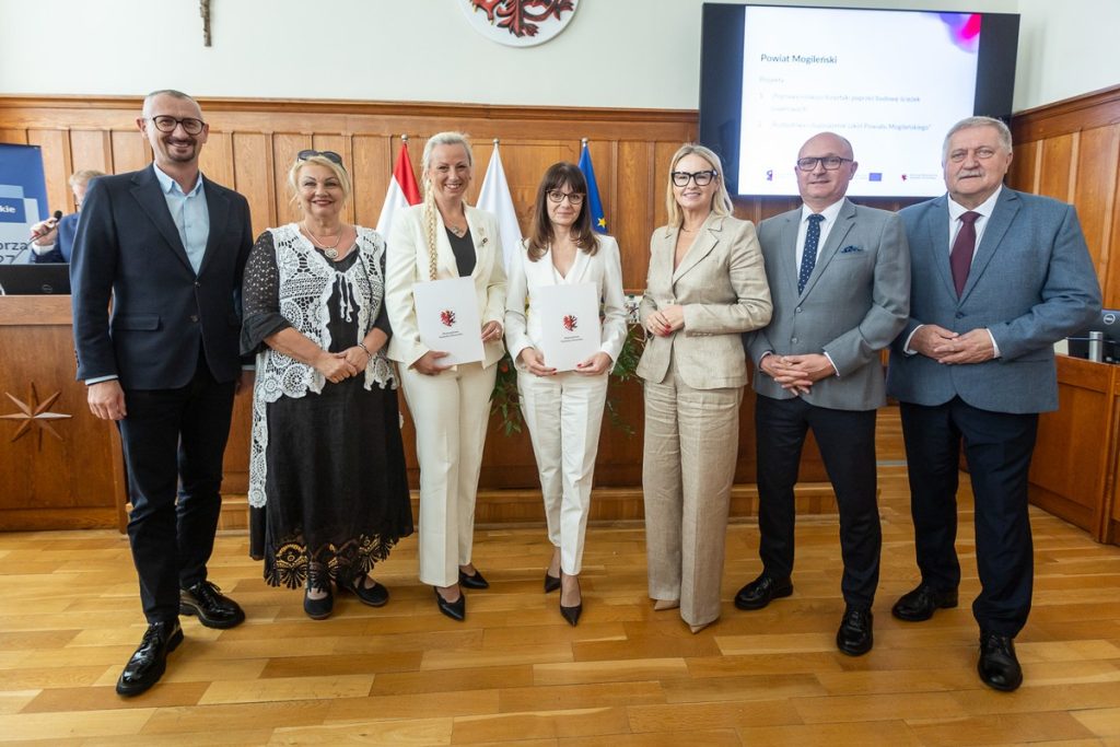 Podpisanie umów FEdKP, 3 września 2026 r., fot. Szymon Zdziebło/tarantoga.pl dla UMWKP