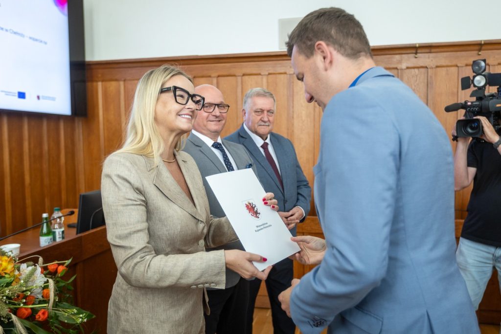 Podpisanie umów FEdKP, 3 września 2026 r., fot. Szymon Zdziebło/tarantoga.pl dla UMWKP