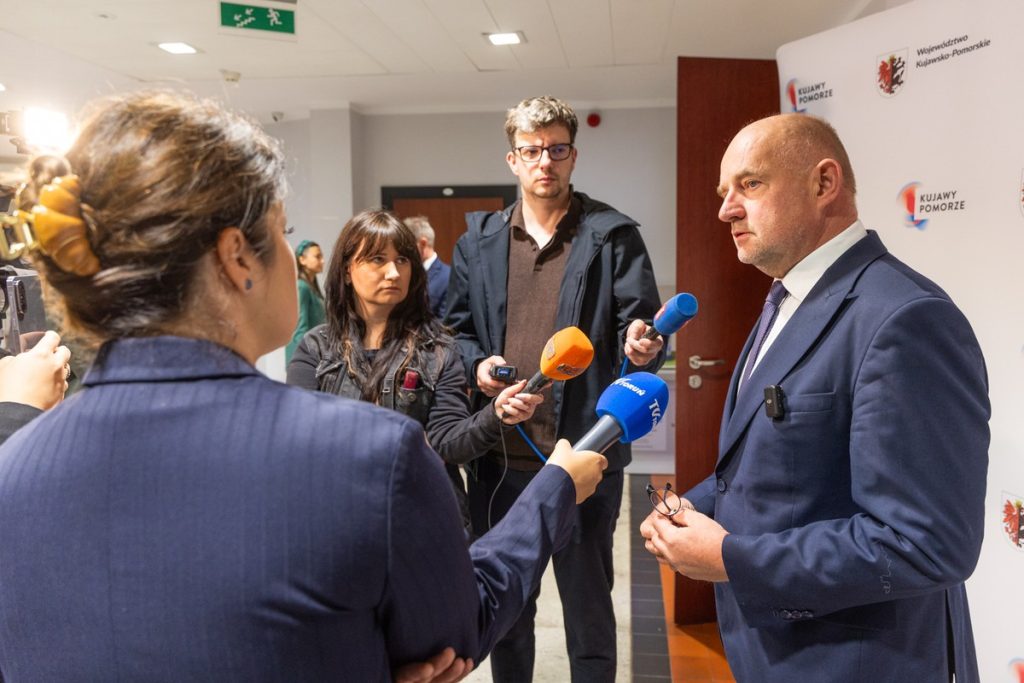 Podpisanie umowy na nasadzenia wzdłuż dróg wojewódzkich, fot. Andrzej Goiński/UMWKP