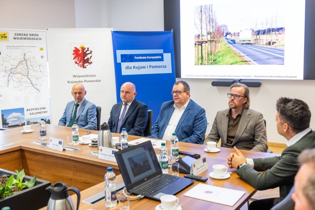 Podpisanie umowy na nasadzenia wzdłuż dróg wojewódzkich, fot. Andrzej Goiński/UMWKP
