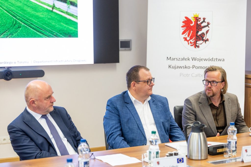 Podpisanie umowy na nasadzenia wzdłuż dróg wojewódzkich, fot. Andrzej Goiński/UMWKP